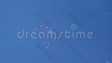 彩色气球在天空中飞舞，红蓝黄橙粉.. 许多五颜六色的气球在空中飞舞